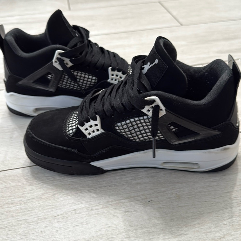 Jordan 4 Retro
White Thunder